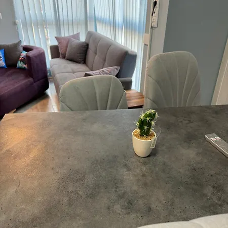 Apartment 2-bedroom With Private Parking Fast Wifi 3-aircon 3-smarttvs Workdesk Youtube Premium And Netflix *