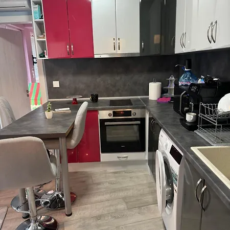 Appartement 2-bedroom With Private Parking Fast Wifi 3-aircon 3-smarttvs Workdesk Youtube Premium And Netflix *