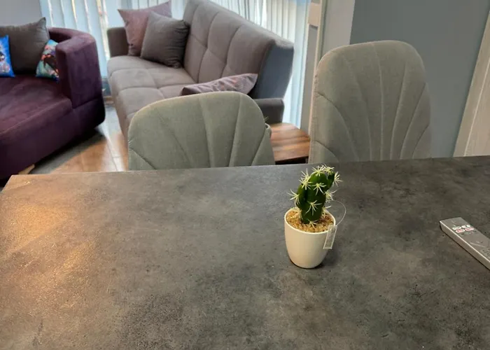 Apartment 2-bedroom With Private Parking Fast Wifi 3-aircon 3-smarttvs Workdesk Youtube Premium And Netflix *